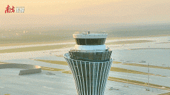 随后这些电源板经流水线送入波峰焊区域完成